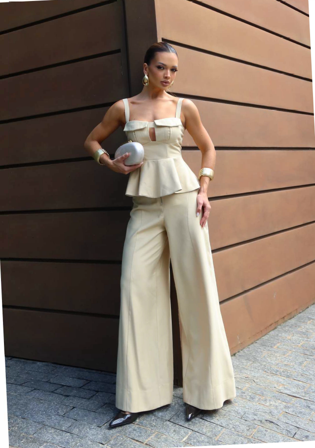 Conjunto  Alfaiataria Maísa  Bege – Elegância Moderna com Peplum e Calça Pantalona