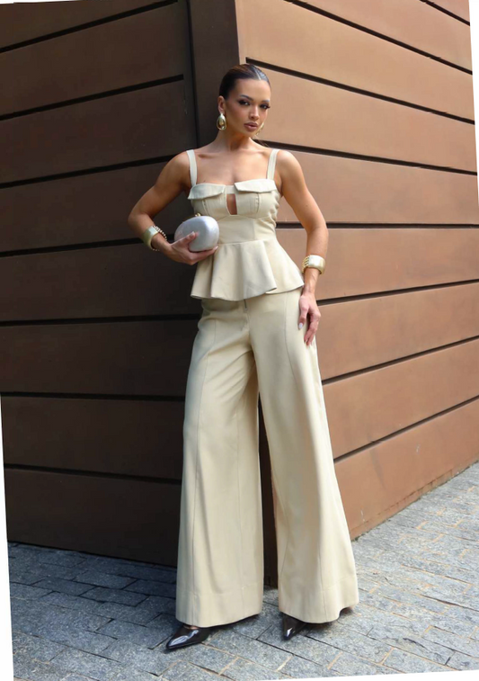 Conjunto  Alfaiataria Maísa  Bege – Elegância Moderna com Peplum e Calça Pantalona